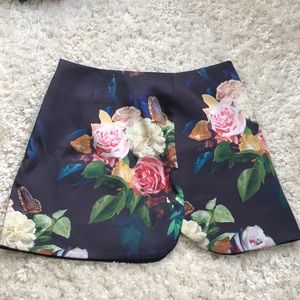 Short, foral skirt